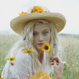 Фото девушки блондинки в поле на аву